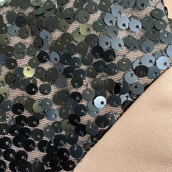 NUDE PINK DRESS. SEQUIN SHOULDERS 🖤🌸 - Picture 3 of 4